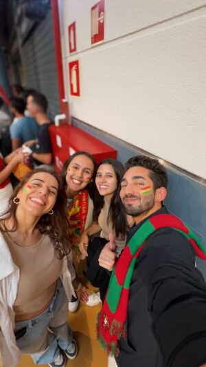 Paulo Sousa Instagram - pub Fui ver o jogo da seleção 🇵🇹 de @bolt_portugal e foi a melhor escolha! ⚽️ Assim, não há aquele stress do estacionamento, ficamos mais à vontade para brindarmos 🍻 e festejarmos. Ah, e ainda economizei na viagem porque partilhei com amigos! Foi tenso… mas vencemos! Para os próximos jogos, já sei: Eu vou de Bolt, e tu? 🚗