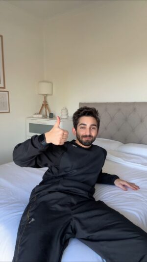 Paulo Sousa Instagram - “Não existe arrumação a mais”, a minha mãe sempre me disse! Principalmente se viveres num apartamento. Todos os cantos da casa são para aproveitar e estava na hora de tirar a cama antiga e colocar este sommier de madeira Emma. A real grande vantagem? O espaço de arrumação! 📦 E para melhorar, este conjunto de roupa de cama de cetim… e malta… não tenho palavras, é melhor do que qualquer hotel que tenha dormido, ah, e feitos em Portugal: são um so-nho! 💤 Estes produtos que vos falei (e ainda as almofadas e o colchão) são todos da @emma_colchao e podes usar o código PAULOSOUSA e acumular 5% de desconto nos saldos já existentes! Fica a partilha! ✨