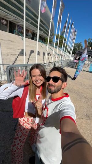 Paulo Sousa Instagram - pub Ouvir música tem outro sabor com uma Coca-Cola fresquinha a acompanhar! 🎸🎶 No fim-de-semana tive a oportunidade de ir ver o concerto da Karol G, juntamente com a @cocacolaportugal, e foi mui-to-lou-co! 🤩 Antes do concerto, estive pelo espaço Coke Studio, onde pudemos fazer tatuagens temporárias, t-shirts personalizadas com frases da artista e, claro… beber Coca-Cola! 😄 Ah, e tal como eu, também tu podes ter a oportunidade de viver estas experiências de Verão com a @cocacolaportugal! 👀 Já quero repetir!  #CokeStudio #RealMagic