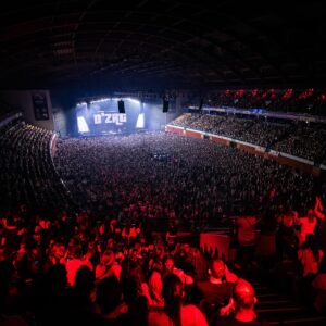 Paulo Vintém Instagram - HOJE VOLTÁMOS À ENCORE TOUR 🔥
Que tour de sonho! Tudo começou dia 29 Abril do ano passado na maior sala do país ALTICE ARENA 

A tour começou com 4dias lotados. Cada data foi diferente e especial mas dia 29.. foi o nosso regresso aos palcos ao fim de 12anos!

Quem esteve lá ? 🙋‍♂️
Quem viajava connosco no tempo para regressar a este dia épico? 🚀🔥

Queremos agradecer novamente a todos os que fizeram parte desta história que ainda não acabou. #tribodzrt 🙏

📷 @marta.takes.photos