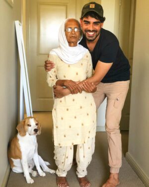 Pav Dharia Instagram - Who Dat? Sanu Dass.
Meri Mummy Di Sass.