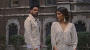 Pav Dharia Instagram - #Signs is OUT NOW! Link in the bio 🔥
🔫- @samaamusic
👗- @orienttextiles
💃🏽- @erickavirk
🎼- @musicsatch & @officialrokitbeats
🎥- @alexdeguzman_ 💅🏽- @sonistyled