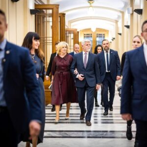 Pavel Berky Instagram - Mám velikou radost, že si první dáma @evapavlova_oficialni pro příležitost předávání cen @czechphotocz před několika dny vybrala opět šaty z mé tvorby ❤️
•
•
•
#prezidentpavel #evapavlova #pavelberky #modninavrhar #spolecenskesaty #saty #šaty #prvnidama #prvnídáma #prezident #czechpressphoto #czechphoto