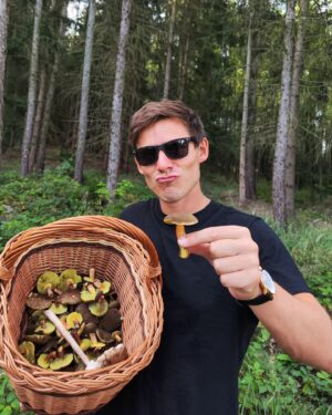 Pavel Callta Instagram - Po dlouhý době v lese.. A rostou !🌲😎