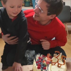Pavel Callta Instagram - Ahoj po 2 měsících:)🔥 Dal jsem si trochu pauzu, oslavil narozeniny, hodně jsem pracoval na hudbě a 1.3. se můžete těšit na nový singl s názvem "Chybíš" ❤️ #newsingle #chybis #newalbum
