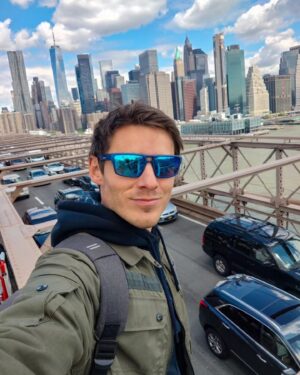 Pavel Callta Instagram - Zdravim vás z milovanýho New Yorku, kam jsem odletěl natáčet nový videoklip 🗽🎥 Pár momentů, co jsem zachytil, než doletí moje crew a začneme natáčet:
1) Brooklyn Bridge
2) High Line 
3) Statue of Liberty
4) Times Square 
5) World Trade Center 🖤
6) Memorial Museum 11/9 
7) Wolf of Wall Street
8) The best burger I've ever had
#newyork #memories #newvideo