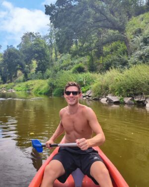 Pavel Callta Instagram - Ahooj z milovaný Sázavy 🛶🌊:) O víkendu vás zvu na koncerty: Zítra 20:30 Krásné a v sobotu 16:40 Jízdárna Fest v Rychnově a potom Životice od 21:30 🎙️🔥 Těšim se na vás a mějte hezkej večer 🌙 #sazava #momenty #koncerty #ontheroad