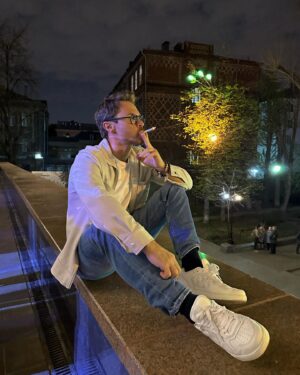 Pavel Derevyanko Instagram - Хотелось бы пофилософствовать, но пока просто курю 💨