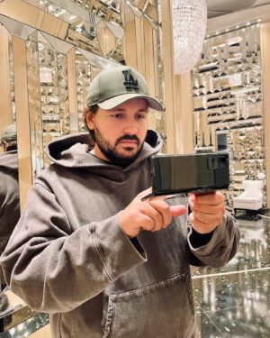 Pavel Hoodyakov Instagram - Этому Galaxy Z Fold2 нет равных. Я так привык одновременно работать в двух приложениях, что не понимаю, как я раньше жил без этой функции. Youtube и заметки, чат в TG и калькулятор, календарь и приложение по покупке билетов. Можно совмещать, как хочешь. Это действительно мегаудобно!!! 

#Раскройся с #GalaxyZFold2