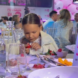 Pavel Kuryanov Instagram - Первый раз мы в таком составе на премии 🥰 

Адриана очень ждала и готовилась к этому событию, а на последнем видео просто наша реальность 🤣 дорожки это конечно хорошо, но вот клубничку скушать тоже важно 🙈😅