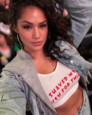 Pearl Gonzalez Instagram - I did it for You.. Motley Crüe! 💋👊🏼

@motleycrue 

#summer #fun #summervibes #milwaukee #wisconsin #motleycrue 🎶 #classic #rocknroll 🎸 #mma #boxing #fighter #babe #girl