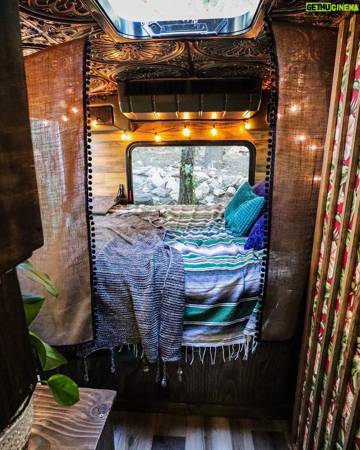 Pearl Liaison - 93.1K Likes - Spent the last few months building a shuttle bus into an off-grid tiny house and we’re v happy with how she turned out 🥲💔
Specs: 2007 Ford E450, 24ft, 175k miles, 480 watts solar Yeti3000 battery/ 70 gallon water tank/ gravity-fed plumbing/ copper soaking tub/ heated shower/ queen bed/ 12v fridge & freezer/ 3-burner propane stovetop oven/ convertible sofa/ full-size wardrobe, taste, glamour, etc❣️