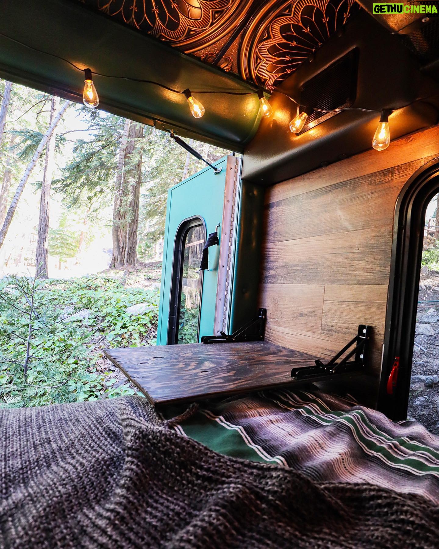 Pearl Liaison - 93.1K Likes - Spent the last few months building a shuttle bus into an off-grid tiny house and we’re v happy with how she turned out 🥲💔
Specs: 2007 Ford E450, 24ft, 175k miles, 480 watts solar Yeti3000 battery/ 70 gallon water tank/ gravity-fed plumbing/ copper soaking tub/ heated shower/ queen bed/ 12v fridge & freezer/ 3-burner propane stovetop oven/ convertible sofa/ full-size wardrobe, taste, glamour, etc❣️