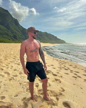 Pearl Liaison Instagram - Do I have sunscreen on my face? 🌊☀️⛰️