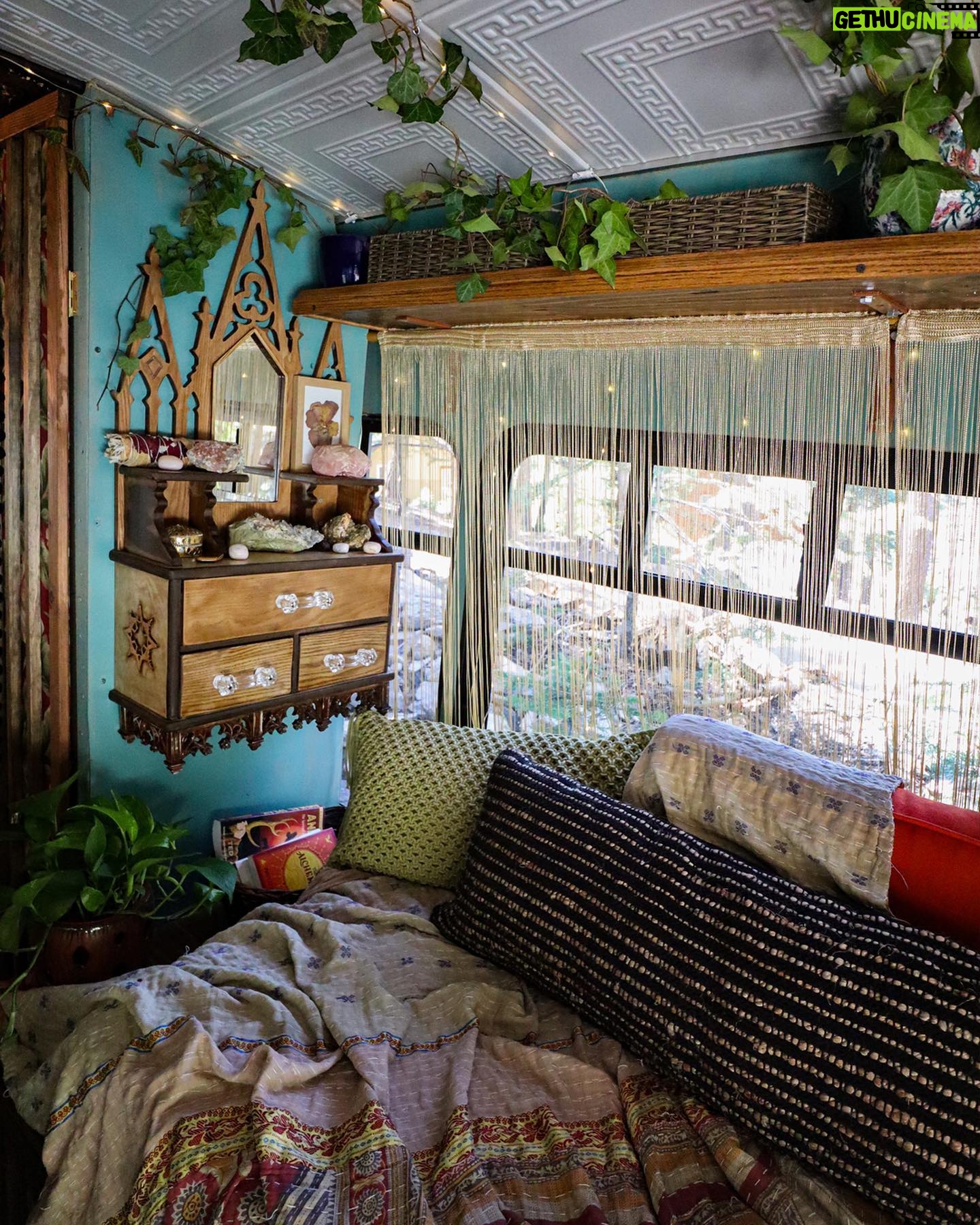 Pearl Liaison - 93.1K Likes - Spent the last few months building a shuttle bus into an off-grid tiny house and we’re v happy with how she turned out 🥲💔
Specs: 2007 Ford E450, 24ft, 175k miles, 480 watts solar Yeti3000 battery/ 70 gallon water tank/ gravity-fed plumbing/ copper soaking tub/ heated shower/ queen bed/ 12v fridge & freezer/ 3-burner propane stovetop oven/ convertible sofa/ full-size wardrobe, taste, glamour, etc❣️