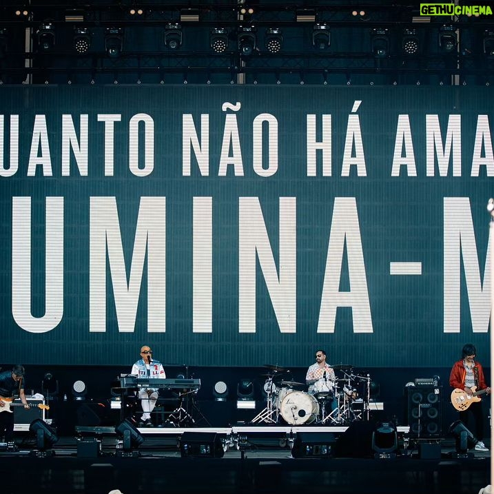 Pedro Abrunhosa - 1.7K Likes - Há mar e mar, multidão e ficar🔥🔥🔥 Tarde sublime de mergulho nas emoções, na libertação colectiva, nas lágrimas conjuntas, na euforia da Paz. Obrigado a todos!!! 😎 incontornável já, o Festival do Continente! @continente Fotos @catarinarocha_photography @hp_producoesgroup @sonsemtransito