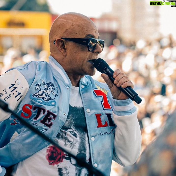Pedro Abrunhosa - 1.7K Likes - Há mar e mar, multidão e ficar🔥🔥🔥 Tarde sublime de mergulho nas emoções, na libertação colectiva, nas lágrimas conjuntas, na euforia da Paz. Obrigado a todos!!! 😎 incontornável já, o Festival do Continente! @continente Fotos @catarinarocha_photography @hp_producoesgroup @sonsemtransito