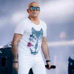 Pedro Abrunhosa Instagram - Há mar e mar, multidão e ficar🔥🔥🔥 Tarde sublime de mergulho nas emoções, na libertação colectiva, nas lágrimas conjuntas, na euforia da Paz. Obrigado a todos!!! 😎 incontornável já, o Festival do Continente! @continente Fotos @catarinarocha_photography @hp_producoesgroup @sonsemtransito