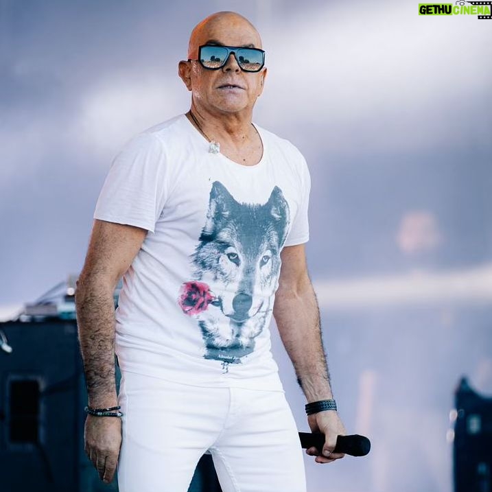 Pedro Abrunhosa - 1.7K Likes - Há mar e mar, multidão e ficar🔥🔥🔥 Tarde sublime de mergulho nas emoções, na libertação colectiva, nas lágrimas conjuntas, na euforia da Paz. Obrigado a todos!!! 😎 incontornável já, o Festival do Continente! @continente Fotos @catarinarocha_photography @hp_producoesgroup @sonsemtransito