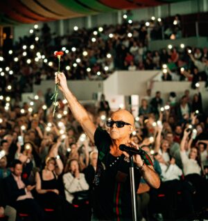 Pedro Abrunhosa Instagram - Noite da Liberdade celebrada no lugar certo: Pav. da Paz e da Amizade, Loures!  Entrámos no dia de todos os começos de Cravo bem erguido e voz embargada pela emoção. Fomos Um. Seremos sempre Um! Viva o 25 de Abril!! 🌺 Obrigado, Loures!! Até já Oeiras !!🔥 #CamponesesDePias @pribeiro.musico Fotos @catarinarocha_photography