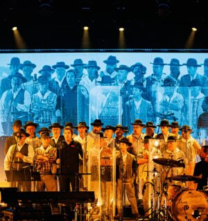 Pedro Abrunhosa Instagram - Noite da Liberdade celebrada no lugar certo: Pav. da Paz e da Amizade, Loures!  Entrámos no dia de todos os começos de Cravo bem erguido e voz embargada pela emoção. Fomos Um. Seremos sempre Um! Viva o 25 de Abril!! 🌺 Obrigado, Loures!! Até já Oeiras !!🔥 #CamponesesDePias @pribeiro.musico Fotos @catarinarocha_photography