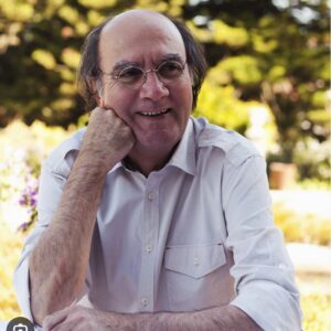 Pedro Abrunhosa Instagram - Morreu o melhor de nós. Fausto Bordalo Dias. Poeta. Músico. Inventor de estéticas. Matou-o o silêncio das rádios que não o passaram porque não era moderno, os prémios que não ganhou porque não era mediático, os festivais que não fez porque a sua música não era quadrada, a contabilidade dos poucos ‘streamings’ porque não escrevia a metro nem música é cálculo. Mataram-no os que nunca o viram ao vivo quando puderam, os que nunca o ouviram porque não quiseram, os que vão jurar que sempre o amaram, os que lhe vão fazer homenagens porque são urbanos e civilizados. Não lhe matem mais a Música por favor ! Já chega de heróis mortos com as canções estragadas pela ganância. Sou uma merda porque, também eu, colaborei para a construção deste ‘showbizz’ falso de esgoto e brilhantes. Mas ouvi-o, ouvi-o de novo, decorei-o, chorei-o, cantei-o e beijei-lhe as mãos quando um dia o encontrei para lhe dizer tudo isto. Morreste-me, Fausto. Morreste a um país inteiro cego para a Música e surdo para a Poesia. Até sempre! E perdoa a nossa miséria.