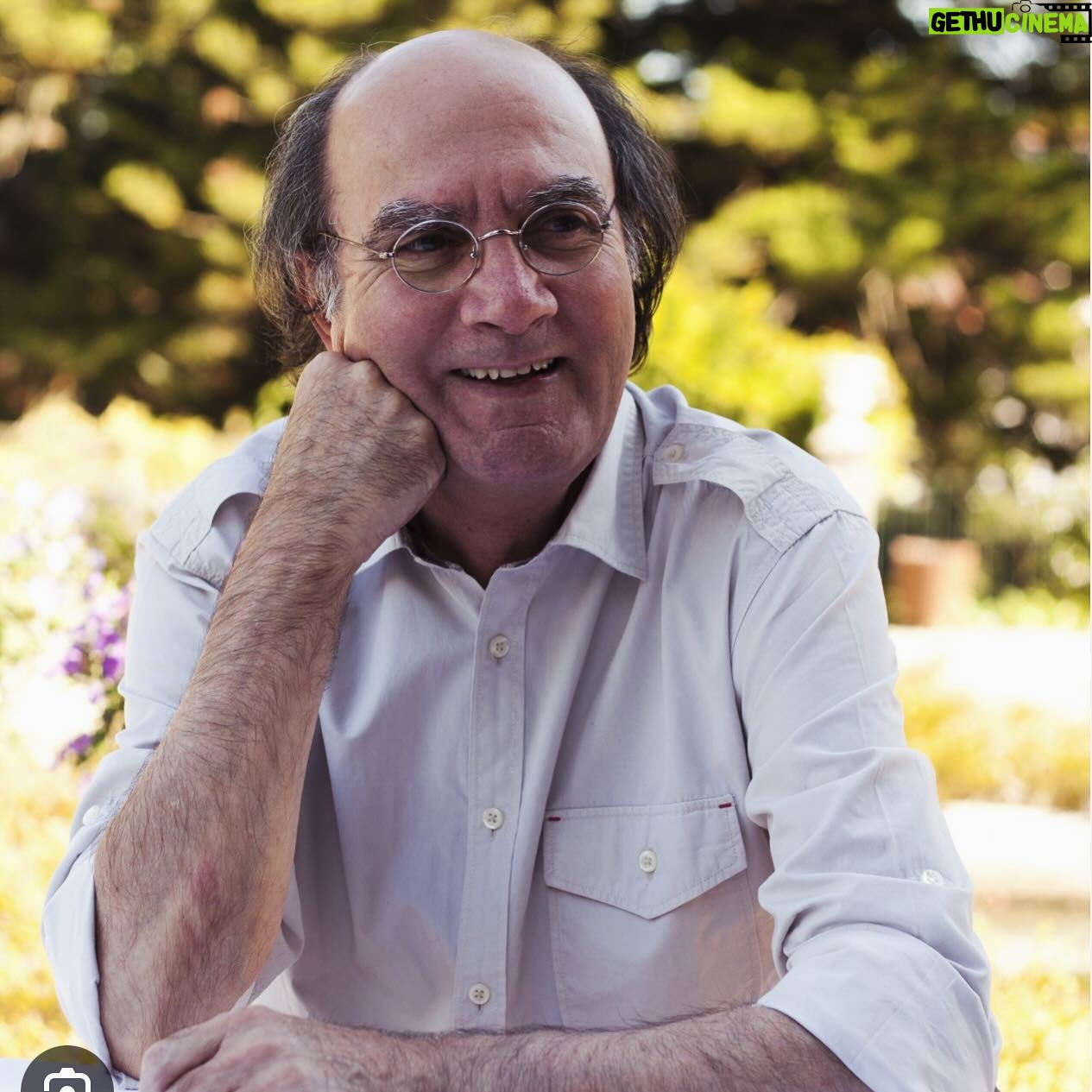 Pedro Abrunhosa - 6.8K Likes - Morreu o melhor de nós. Fausto Bordalo Dias. Poeta. Músico. Inventor de estéticas. Matou-o o silêncio das rádios que não o passaram porque não era moderno, os prémios que não ganhou porque não era mediático, os festivais que não fez porque a sua música não era quadrada, a contabilidade dos poucos ‘streamings’ porque não escrevia a metro nem música é cálculo. Mataram-no os que nunca o viram ao vivo quando puderam, os que nunca o ouviram porque não quiseram, os que vão jurar que sempre o amaram, os que lhe vão fazer homenagens porque são urbanos e civilizados. Não lhe matem mais a Música por favor ! Já chega de heróis mortos com as canções estragadas pela ganância. Sou uma merda porque, também eu, colaborei para a construção deste ‘showbizz’ falso de esgoto e brilhantes. Mas ouvi-o, ouvi-o de novo, decorei-o, chorei-o, cantei-o e beijei-lhe as mãos quando um dia o encontrei para lhe dizer tudo isto. Morreste-me, Fausto. Morreste a um país inteiro cego para a Música e surdo para a Poesia. Até sempre! E perdoa a nossa miséria.