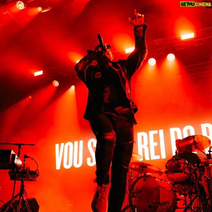 Pedro Abrunhosa - 2.1K Likes - Fafe: onde noite e encantamento se cruzaram.🔥 Melhor do que qualquer descrição, vê as filmagens :))🔥🔥😎Obrigadoooooooo a tos@s!! @municipio_de_fafe @aliciaamusica Fotos de @catarinarocha_photography