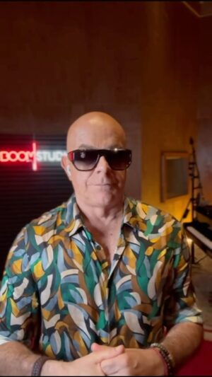 Pedro Abrunhosa Instagram - O inconfundível @pedro.abrunhosa é o convidado especial do @rockin1000 😎

O emblemático artista português irá interpretar, juntamente com 1000 músicos, o tema “Vamos fazer o que ainda não foi feito”, num momento absolutamente único na história da música portuguesa 🎸

No dia 14 de setembro, o Estádio Municipal de Leira será O palco do Rock em Portugal 🤘

Os bilhetes estão à venda em rockin1000potugal.pt, rede @meoblueticket, @fnacportugal, @wortenpt e nos locais habituais. 🎟️