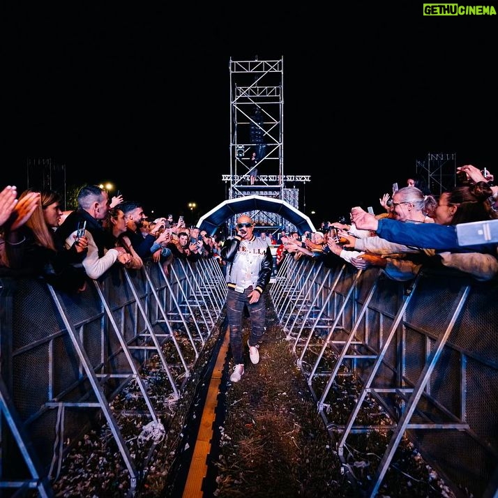 Pedro Abrunhosa - 2.1K Likes - Fafe: onde noite e encantamento se cruzaram.🔥 Melhor do que qualquer descrição, vê as filmagens :))🔥🔥😎Obrigadoooooooo a tos@s!! @municipio_de_fafe @aliciaamusica Fotos de @catarinarocha_photography