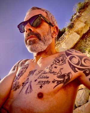 Pedro Alves Instagram - ⚠️ DESINFLUENCER ⚠️
➡️Fazer praia num feriado
➡️Pose de contemplação marítima
#agostinholindo #desinfluencer 
@orfeucustomtattoos