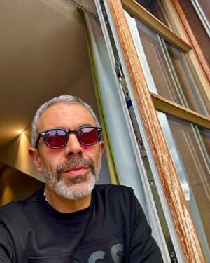 Pedro Alves Instagram - ⚠️ DESINFLUENCER ⚠️
➡️ Olhar para o infinito
➡️ Lábios com batom para o cieiro
➡️ Gafas de lente colorida
#agostinholindo #desinfluencer