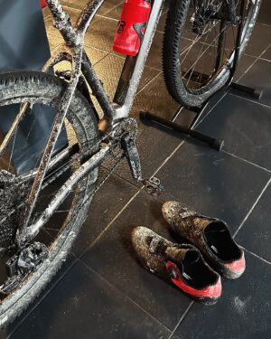 Pedro Alves Instagram - ⁉️ E vocês o que faziam, deixavam os sapatos da bike na garagem ou entravam com eles em casa ⁉️😈
#agostinholindo #desinfluencer #foreveryoung