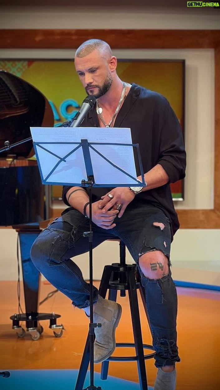 Pedro Barroso - 21.8K Likes - Obrigado pela calorosa recepção! @pracadaalegriartp @rtppt Foi um privilégio termos tido a oportunidade de divulgar este projeto, ao lado do mágico @estudioprodusom e da Gala Solidária deste domingo dos @palhacos_d_opital . Na @rtppt sinto-me sempre em casa! Quem estará domingo no Coliseu do Porto? Conto convosco! Obrigado @manumesquitela