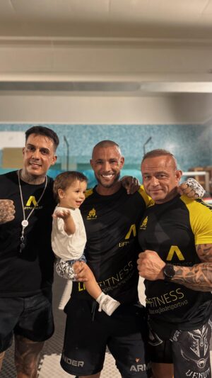 Pedro Barroso Instagram - LEGADO!!!
Um imenso obrigado @mariofaria_coach e a toda a equipa do @liftfitnesslagos que sempre me recebe de braços abertos e me faz sentir em casa!!!
Parabéns pela edificação de um legado maior que é aquele que está visível!!! Pois cada um que se dedica e se supera neste espaço carregado de boa energia, certamente tem uma família e neste momento que vivemos tão peculiar no que toca à questão da ansiedade e saúde mental, o desporto e o treino têm um lugar muito importante… Teres um espaço para treinar onde te podes SUPERAR, Deixar para trás, por momentos, alguns problemas do dia a dia e trabalhares em ti, investires em ti e ganhar um pouco de energia regenerar a bomba de oxigénio para estares melhor para cada batalha e para os teus IMPORTA!!! 
Foi um privilégio poder estar presente na aula de kick no final do dia dirigida por um grande AMIGO/IRMÃO dos meus tempos de infância @vp_fightlife…
Orgulho de ver os que gosto a ter sucesso no seu percurso!!!
Somos feitos de histórias e fazemos parte de uma geração muito especial!!!
Dos que caiem e sempre se levantam mais fortes, onde os valores de irmandade ainda prevalecem e não largamos a mão apesar da distância!!! South Boys
Que este caminho continue por nós e pelos nossos!!!
@liftfitnesslagos tem uma equipa imensa de braços abertos para vos receber em várias frentes!!!
Dedicação e Progresso