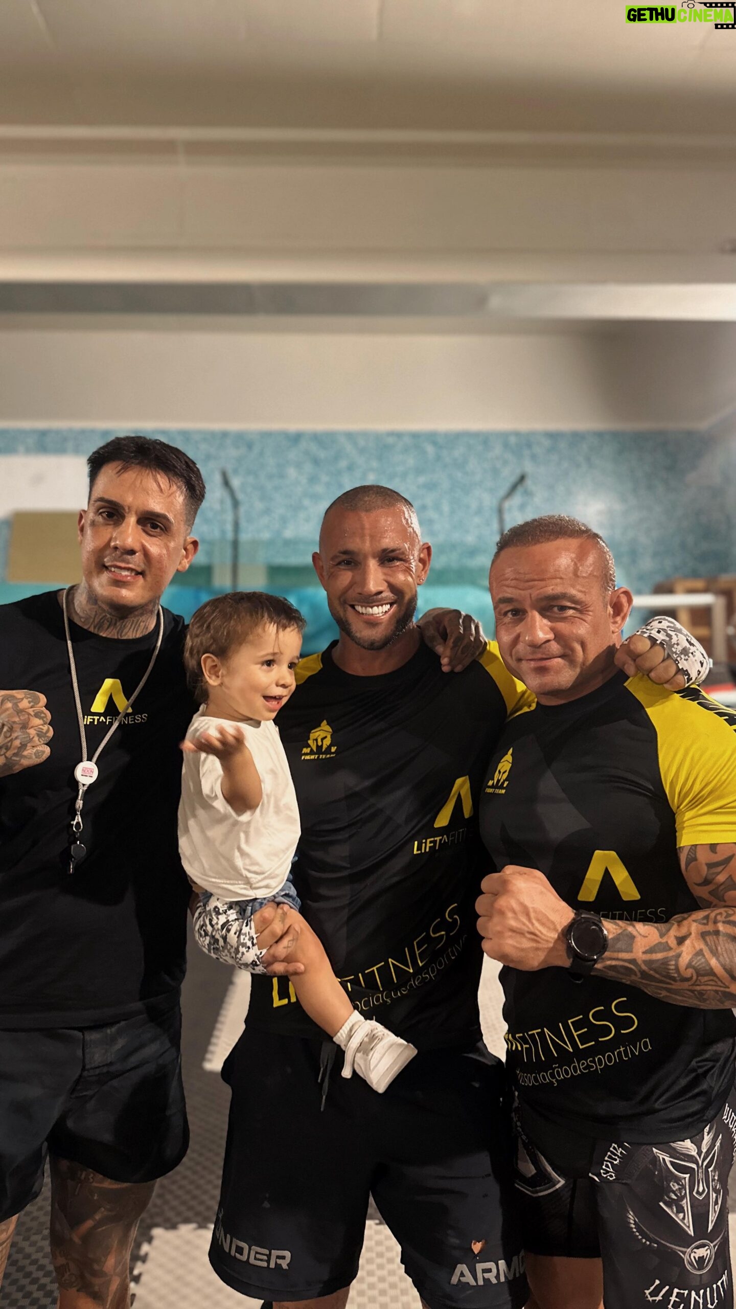 Pedro Barroso - 20.9K Likes - LEGADO!!!
Um imenso obrigado @mariofaria_coach e a toda a equipa do @liftfitnesslagos que sempre me recebe de braços abertos e me faz sentir em casa!!!
Parabéns pela edificação de um legado maior que é aquele que está visível!!! Pois cada um que se dedica e se supera neste espaço carregado de boa energia, certamente tem uma família e neste momento que vivemos tão peculiar no que toca à questão da ansiedade e saúde mental, o desporto e o treino têm um lugar muito importante… Teres um espaço para treinar onde te podes SUPERAR, Deixar para trás, por momentos, alguns problemas do dia a dia e trabalhares em ti, investires em ti e ganhar um pouco de energia regenerar a bomba de oxigénio para estares melhor para cada batalha e para os teus IMPORTA!!!
Foi um privilégio poder estar presente na aula de kick no final do dia dirigida por um grande AMIGO/IRMÃO dos meus tempos de infância @vp_fightlife…
Orgulho de ver os que gosto a ter sucesso no seu percurso!!!
Somos feitos de histórias e fazemos parte de uma geração muito especial!!!
Dos que caiem e sempre se levantam mais fortes, onde os valores de irmandade ainda prevalecem e não largamos a mão apesar da distância!!! South Boys
Que este caminho continue por nós e pelos nossos!!!
@liftfitnesslagos tem uma equipa imensa de braços abertos para vos receber em várias frentes!!!
Dedicação e Progresso