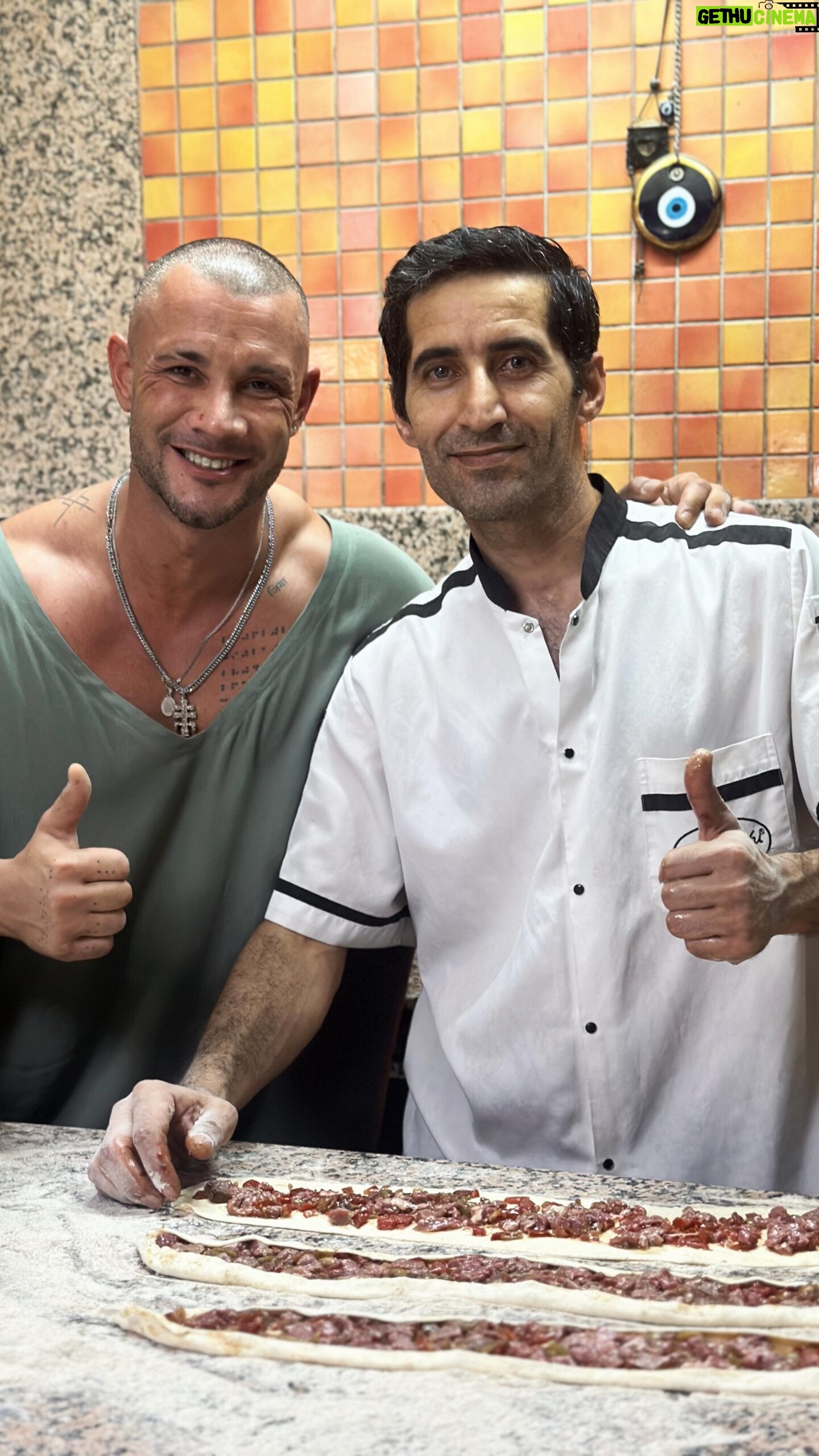 Pedro Barroso - 20.4K Likes - A Manhã foi de provas do meu novo SORRISO na clínica @ogclinicadentaria…
Depois partimos para um passeio perto do nosso Hotel @extensohotelizmir aqui em Izmir, com uma zona de comércio e mercado tradicional, terminámos neste restaurante de pratos típicos, onde aprendi a fazer o famoso Baloon Bread, pão turco! Porque conhecer sítios, passa também por conhecer um pouco da cultura desses lugares…
E eu sempre sempre gosto de meter as mãos na massa!!!