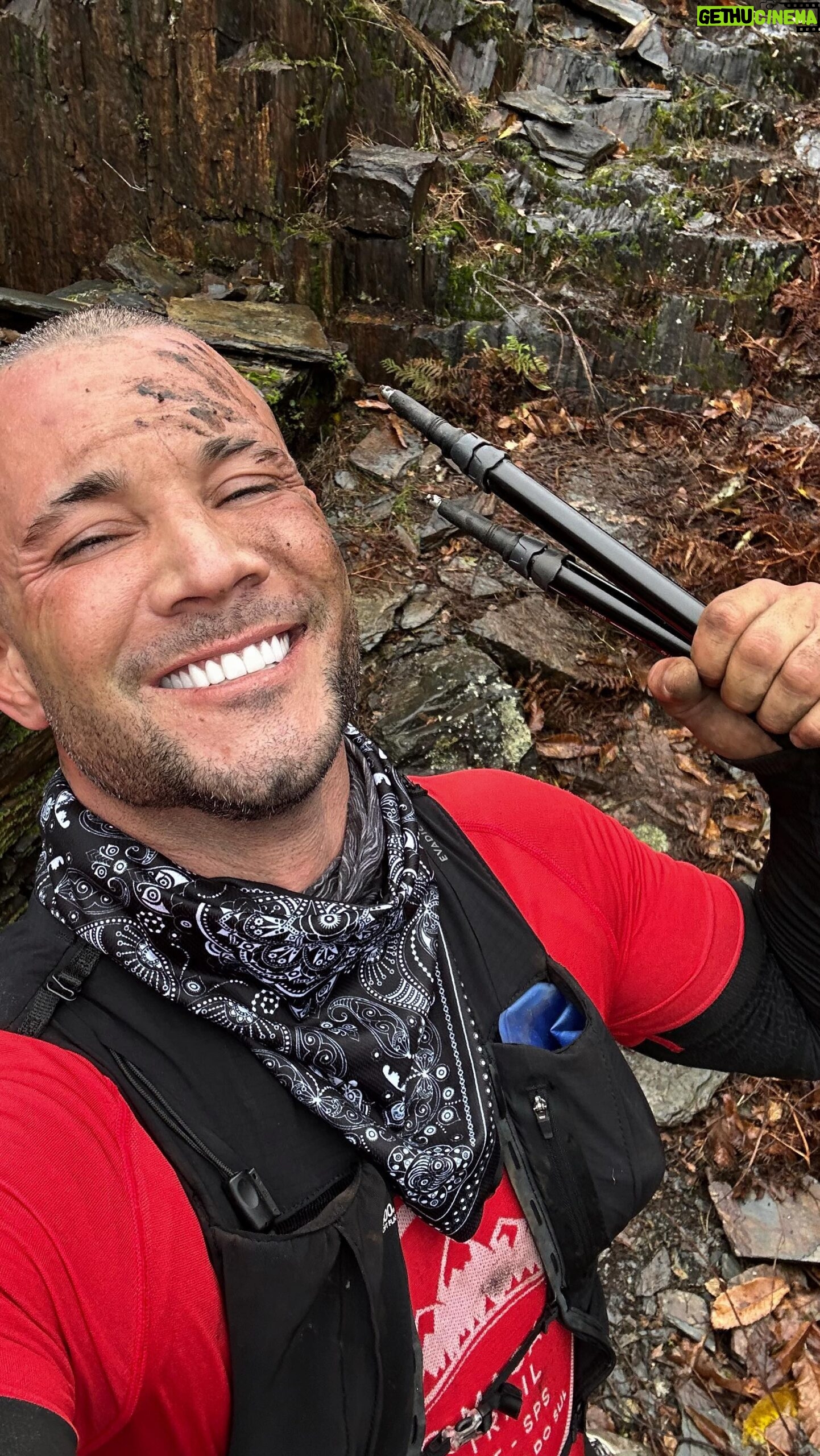 Pedro Barroso - 21.1K Likes - Registos do meu primeiro Trail @saomacariotrail ! E que prova?! Talvez das provas mais difíceis a que me submeti, longe de mim imaginar que seria necessária tamanha preparação!!! O meu maior respeito a todos os praticantes desta modalidade!!! Impossível não ficar conectado apesar da extrema dificuldade, o teste físico e mental a que somos submetidos, entre subidas alucinantes e paisagens que fazem cortar a respiração!!! Confesso que a meio do percurso baixei o ritmo, desisti de entrar em combate com o meu próprio corpo e fiz o que mais gosto de fazer… CAMINHAR E DEIXAR-ME LEVAR! Dei por mim ainda mais apaixonado por esta natureza que é circunda aqui em terras de Lafões! Estas montanhas são realmente MÁGICAS!!!
Dar os parabéns a toda a organização deste evento, que contou com mais 200 inscrições do que o ano anterior e tem tudo para crescer e poder gerar uma energia ainda maior!!!
Foi um privilégio poder estar perto de todo vocês juntamente com a @marianarmarques com o nosso projecto da @amarajewelry.thelabel
E poder enquanto embaixador da @zumub.pt estar a representar a marca neste evento! Igualmente o ser primeiro evento de trail!!!
Obrigado a todos!!! Bring it Some More 😂
@pedro.lopes.3760430 @marianarmarques ☎️ equipa de resgate!!!
Grande Zé!!! Um imenso obrigado por nunca me teres deixado ficar para trás…
Sérgio Almeida - já não me enganas mais 😂
@marta_machado77 💫 parecia que tinha asas nos pés com os meus @merrellportugal