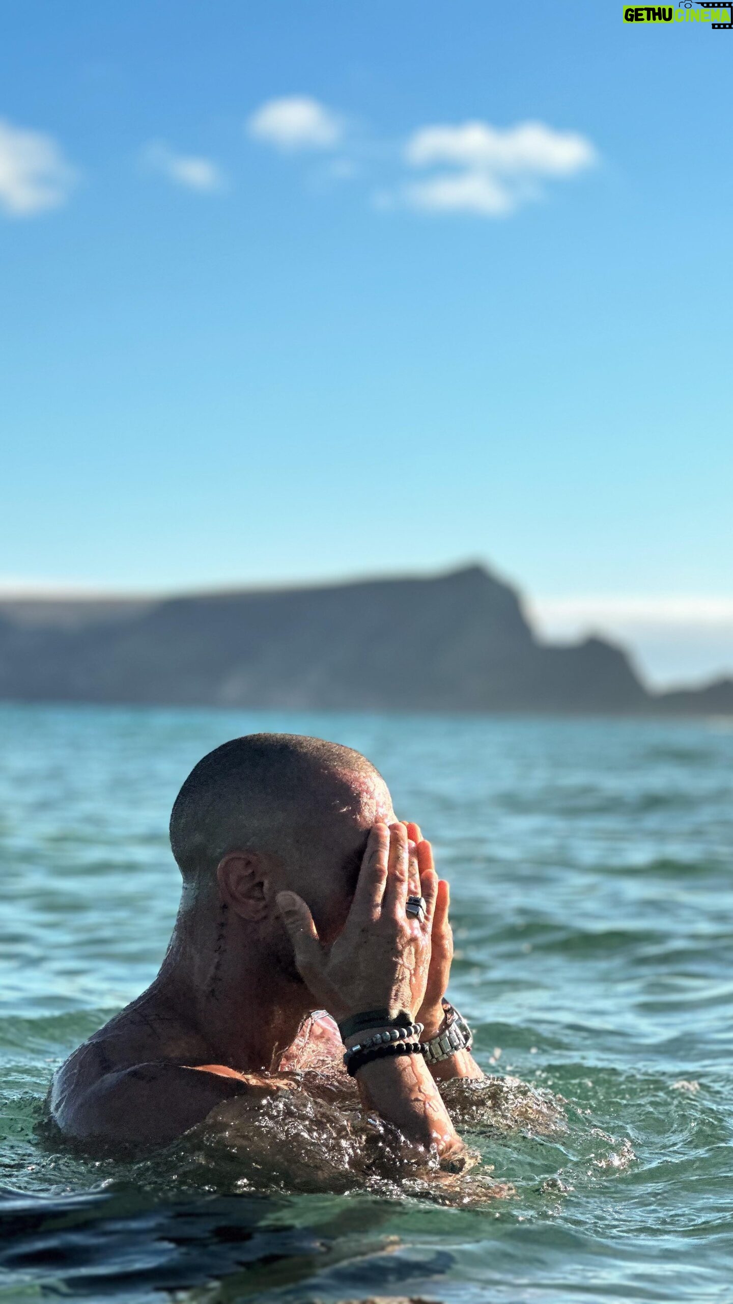Pedro Barroso - 25.5K Likes - Porto Santo… Este refúgio entre o dourado e o azul…
Aqui tudo acontece a um ritmo mais calmo e eu confesso que estava a precisar de desligar um pouco e estar perto do mar... Este foi o local que escolhi para descontrair e relaxar...
@soltropico @visitmadeira @vilabaleira
#soltropico #visitmadeira #madeiratãotua