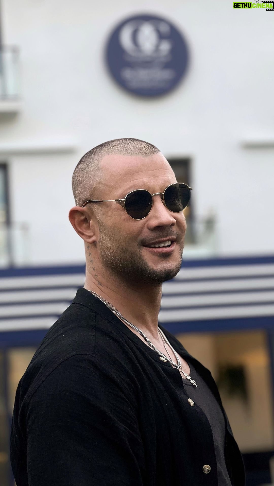 Pedro Barroso - 20.8K Likes - Sorrir…
Sorrir de dentro para fora…
Sorrir com total confiança…
Sorrir para a Vida…
Transforma o teu sorriso numa chave poderosa para a felicidade….
@ogclinicadentaria @ozangunerofficial @horaciopereiraaa @atill_a_slan
