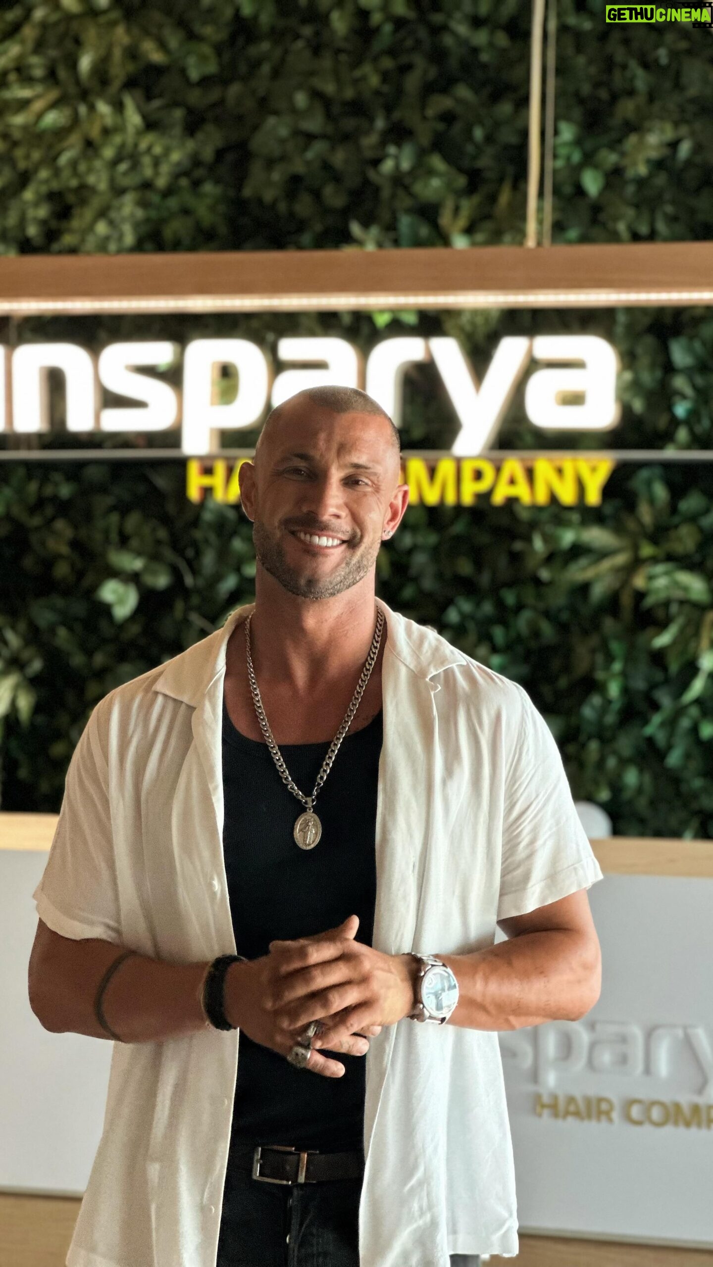 Pedro Barroso - 19.3K Likes - Faz uma semana que fui à minha primeira consulta na @insparya_pt . É um privilégio fazer parte desta equipa que já há muito conheço! Nesta primeira consulta, realizei uma avaliação capilar e comecei por fazer o tratamento MesoHair . Um tratamento altamente eficaz para melhorar a qualidade do cabelo. É totalmente indolor e promove a produção de cabelo com maior qualidade, força e resistência. Esta fórmula exclusiva, MesoHair , do Grupo @insparya_pt conta com mais de 50 princípios ativos, entre os quais vale destacar: ácido hialurónico não reticulado, vitaminas, minerais, fatores de crescimento e antioxidantes. O resultado da combinação de todos eles é um cabelo com melhor qualidade e resistência, que na verdade serve como prevenção para todos nós!
Acompanhem os próximos momentos, pois juntos vamos criar Histórias! Foi também nesta primeira visita que dei a possibilidade a um grande amigo meu, o @ricardunt, de realizar um sonho de que há muito me falava - oferecemos-lhe juntos um transplante capilar! É assim que me faz sentido - fazer pessoas felizes em conjunto!
#insparya #insparyapt