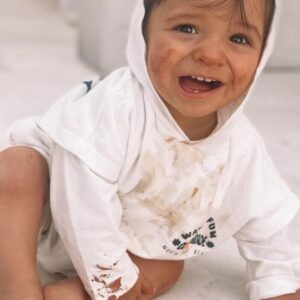 Pedro Barroso Instagram - Santiago 
Parabéns meu Amor Maior 
2 anos de Nós 
... a vida corre, muda
Mas eu, sempre estarei na tua vida
Presente ou por perto
Preciso do teu abraço,  do teu sorriso, da tua mão  na minha... do teu cheirinho bom
De te ver 
De te perceber crescer, correr
De te ver olhar e descobrir o mundo
Quero saber de ti.... sempre!
És  o Amor que aquece e acalma o meu Coração 
És Abrigo, mesmo quando estamos longe.
O meu Amor por ti é  simples ... é  e será  simplesmente eterno.
Sem pretensão de ser o perfeito...
Sei que por ti é PERFEITO o Amor que Sinto.
És  parte de mim...e isto é  para sempre. 
Dar-te- ei tudo o que sempre estiver ao meu alcance.
Amor, valores, sorrisos,  cumplicidade e respeito. 
Desejo te um dia ....cheio de brincadeiras e patetices coloridas com os teus amiguinhos.
Quero apenas que saibas...
ÉS O GUARDIÃO DO MEU CORAÇÃO ENQUANTO EU VIVER.
AMO TE COM TUDO O QUE TENHO
Parabéns  meu Santiago.