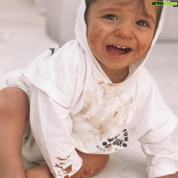 Pedro Barroso - 38.6K Likes - Santiago
Parabéns meu Amor Maior
2 anos de Nós
... a vida corre, muda
Mas eu, sempre estarei na tua vida
Presente ou por perto
Preciso do teu abraço, do teu sorriso, da tua mão na minha... do teu cheirinho bom
De te ver
De te perceber crescer, correr
De te ver olhar e descobrir o mundo
Quero saber de ti.... sempre!
És o Amor que aquece e acalma o meu Coração
És Abrigo, mesmo quando estamos longe.
O meu Amor por ti é simples ... é e será simplesmente eterno.
Sem pretensão de ser o perfeito...
Sei que por ti é PERFEITO o Amor que Sinto.
És parte de mim...e isto é para sempre.
Dar-te- ei tudo o que sempre estiver ao meu alcance.
Amor, valores, sorrisos, cumplicidade e respeito.
Desejo te um dia ....cheio de brincadeiras e patetices coloridas com os teus amiguinhos.
Quero apenas que saibas...
ÉS O GUARDIÃO DO MEU CORAÇÃO ENQUANTO EU VIVER.
AMO TE COM TUDO O QUE TENHO
Parabéns meu Santiago.