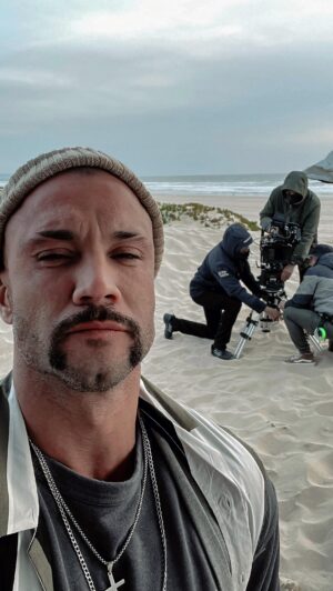Pedro Barroso Instagram - Tó na Série Matilha que passou na RTP e Amazon Prime!!!
A minha escolha é sempre fazer personagens que me possam superar e me levem a transformações e novos limites  por norma os mais difíceis e densos a nível de emoções… é aqui onde gosto de arriscar… foram muitas as mensagens que recebi ao longo do percurso do personagem na série…obrigado pelo carinho e pelas vossas palavras em tom de vontade que em breve regresse “ e que assim seja” a verdade  é que foi esta a escolha pessoal ao longo dos últimos 3 anos após ter ganho novamente o Prémio para melhor Ator na altura com o Personagem na série Golpe de Sorte!!! A vontade foi parar um pouco e priorizar outro momento na minha vida e projectos pessoais… Aceitei conceber este Tó e nele coube o aumento de peso e este bigode Clássico a honrar o Hulk Hogan e conceber este pescador mafioso e enigmático foi um privilégio!!! Foi o projecto que decidi aceitar durante todo este tempo pela ousadia que era permitida e pela confiança depositada para criar algo dentro da minha linha… Obrigado pelo vosso carinho e mãos dadas sempre no meu percurso profissional!!! A saudade existe e em breve volto… Até Já !!! I was born for this “estrelinha que te guie”