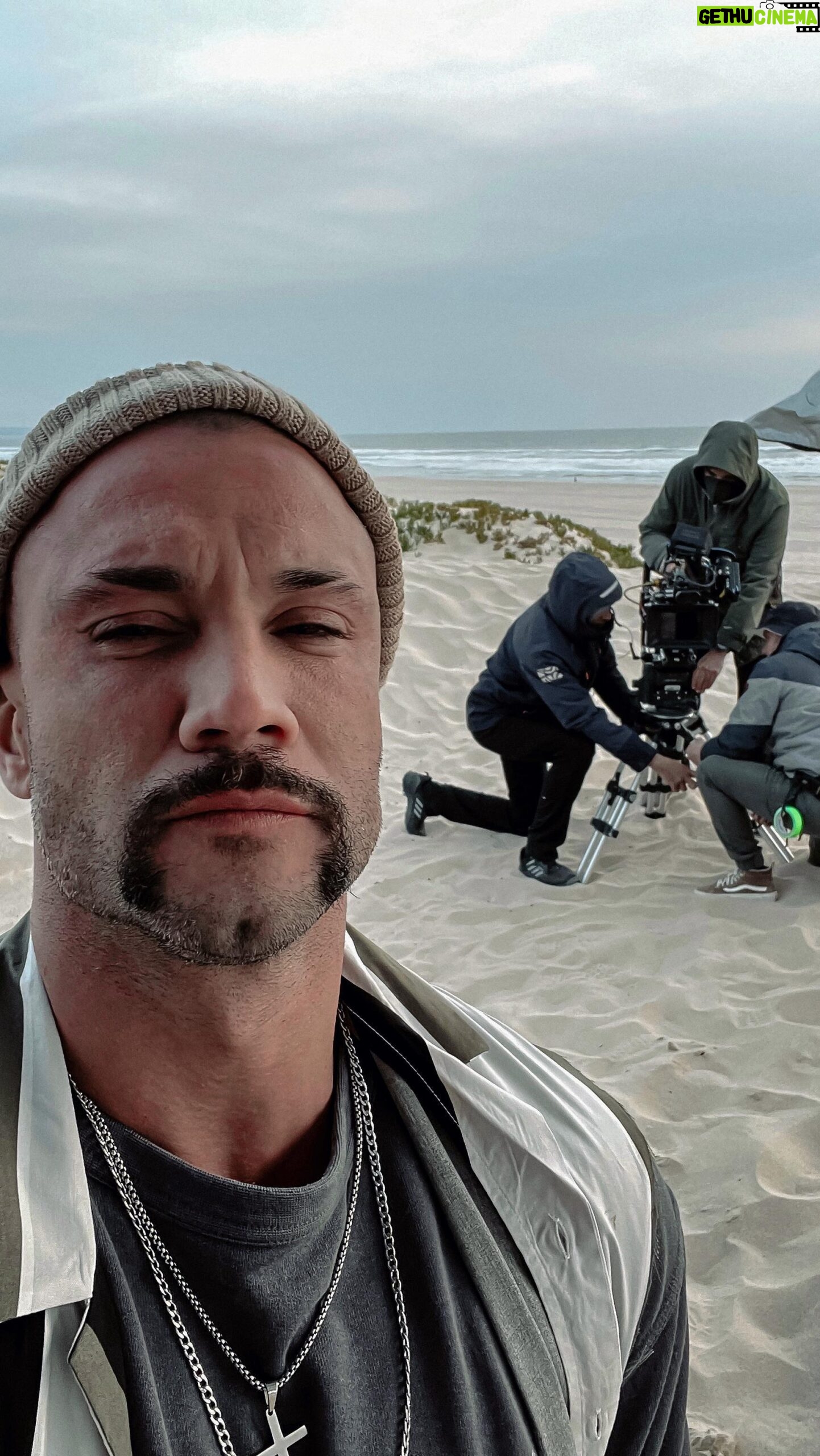 Pedro Barroso - 21.6K Likes - Tó na Série Matilha que passou na RTP e Amazon Prime!!!
A minha escolha é sempre fazer personagens que me possam superar e me levem a transformações e novos limites por norma os mais difíceis e densos a nível de emoções… é aqui onde gosto de arriscar… foram muitas as mensagens que recebi ao longo do percurso do personagem na série…obrigado pelo carinho e pelas vossas palavras em tom de vontade que em breve regresse “ e que assim seja” a verdade é que foi esta a escolha pessoal ao longo dos últimos 3 anos após ter ganho novamente o Prémio para melhor Ator na altura com o Personagem na série Golpe de Sorte!!! A vontade foi parar um pouco e priorizar outro momento na minha vida e projectos pessoais… Aceitei conceber este Tó e nele coube o aumento de peso e este bigode Clássico a honrar o Hulk Hogan e conceber este pescador mafioso e enigmático foi um privilégio!!! Foi o projecto que decidi aceitar durante todo este tempo pela ousadia que era permitida e pela confiança depositada para criar algo dentro da minha linha… Obrigado pelo vosso carinho e mãos dadas sempre no meu percurso profissional!!! A saudade existe e em breve volto… Até Já !!! I was born for this “estrelinha que te guie”