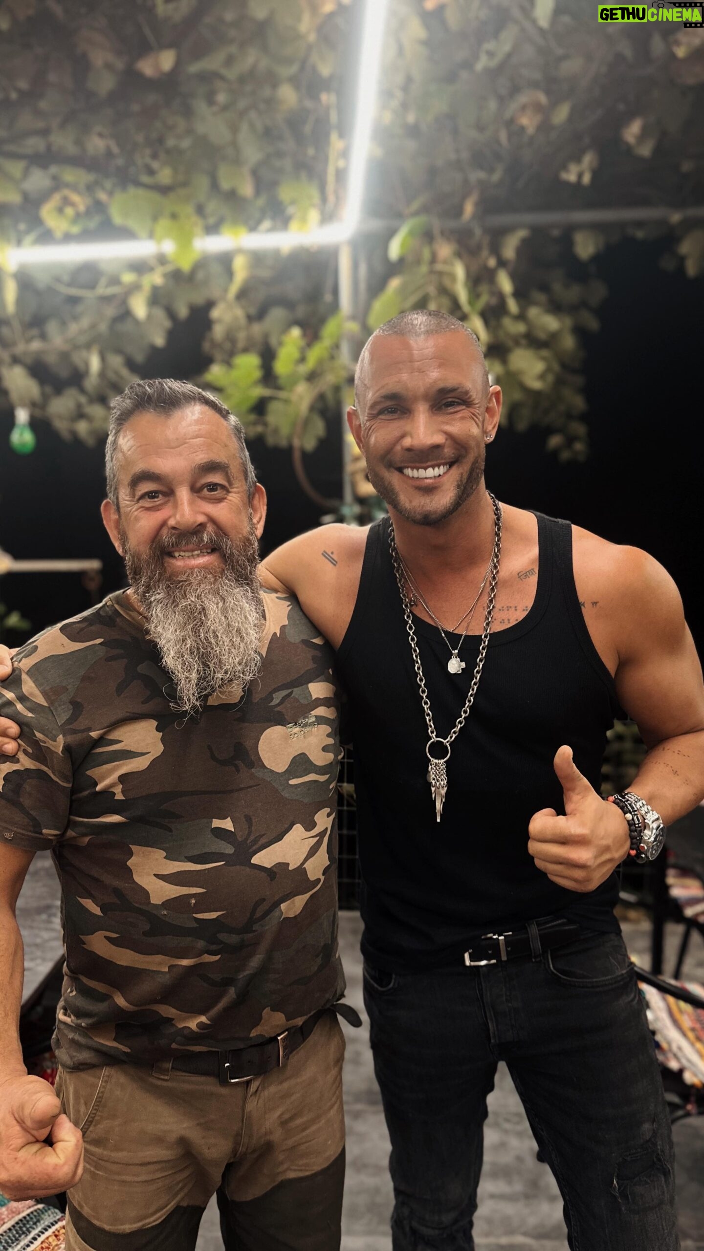 Pedro Barroso - 26.8K Likes - Cantinhos do Barroso
Adega Típica da Pena @adegatipicadapena ! Aqui temos o privilégio de poder experimentar carne caseira e mel de urze numa aldeia de xisto…
No coração do maciço da Gralheira, aninhada num vale, a Aldeia da Pena tem serras à volta, natureza ao redor, uma ribeira que vem do rio Paiva e corta caminho por ali, casas feitas de xisto, ruas estreitas de pedra e terra, gado que pasta, e uma adega à entrada. A Alma deste lugar tão especial é o Tio Alfredo e a sua Família que nos recebem de braços e sorrisos abertos!!! Um lugar OBRIGATÓRIO a visitar… Hoje em dia podem também dormir por lá na @penaguesthouse e sentir a energia especial que envolve este lugar….
On The Road With @imperioautomovel
Shooting With @sintanet.pt