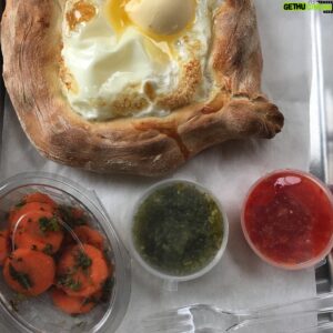 Pedro Beloniel Instagram - Israel é uma mistura rica de culturas, sabores e histórias. Um país diverso, vibrante, única democracia no Oriente Médio, onde diversas religiões coexistem com liberdade. Um país muito diferente do que as manchetes de jornal muitas vezes fazem parecer. 

Andar por Jerusalém é visitar o berço da civilização. É conhecer em cada canto da cidade lugares marcantes das principais religiões do mundo e ver de perto as diferentes manifestações de fé. Sempre que ando por aquelas ruas celebro o cuidado com a preservação da história de todas as religiões. 

Se tem algo que assombra o radicalismo e o terror é a coexistência. Posso lhes garantir: não existe receita melhor que a junção de temperos e influências diversas. Assim é Israel, minha segunda casa. Sempre que vou me emociono e sempre que vou embora sinto saudades. Eu já tô contando os dias pra voltar!