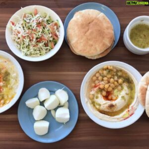 Pedro Beloniel Instagram - Israel é uma mistura rica de culturas, sabores e histórias. Um país diverso, vibrante, única democracia no Oriente Médio, onde diversas religiões coexistem com liberdade. Um país muito diferente do que as manchetes de jornal muitas vezes fazem parecer. 

Andar por Jerusalém é visitar o berço da civilização. É conhecer em cada canto da cidade lugares marcantes das principais religiões do mundo e ver de perto as diferentes manifestações de fé. Sempre que ando por aquelas ruas celebro o cuidado com a preservação da história de todas as religiões. 

Se tem algo que assombra o radicalismo e o terror é a coexistência. Posso lhes garantir: não existe receita melhor que a junção de temperos e influências diversas. Assim é Israel, minha segunda casa. Sempre que vou me emociono e sempre que vou embora sinto saudades. Eu já tô contando os dias pra voltar!