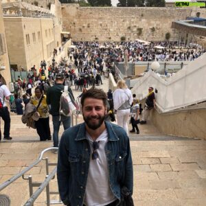 Pedro Beloniel Instagram - Israel é uma mistura rica de culturas, sabores e histórias. Um país diverso, vibrante, única democracia no Oriente Médio, onde diversas religiões coexistem com liberdade. Um país muito diferente do que as manchetes de jornal muitas vezes fazem parecer. 

Andar por Jerusalém é visitar o berço da civilização. É conhecer em cada canto da cidade lugares marcantes das principais religiões do mundo e ver de perto as diferentes manifestações de fé. Sempre que ando por aquelas ruas celebro o cuidado com a preservação da história de todas as religiões. 

Se tem algo que assombra o radicalismo e o terror é a coexistência. Posso lhes garantir: não existe receita melhor que a junção de temperos e influências diversas. Assim é Israel, minha segunda casa. Sempre que vou me emociono e sempre que vou embora sinto saudades. Eu já tô contando os dias pra voltar!