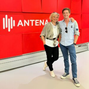 Pedro Granger Instagram - E depois há aquela maravilha que dá pelo nome de Rádio… 

#PedroGranger #Radio #NoemiaGoncalves #Antena1
